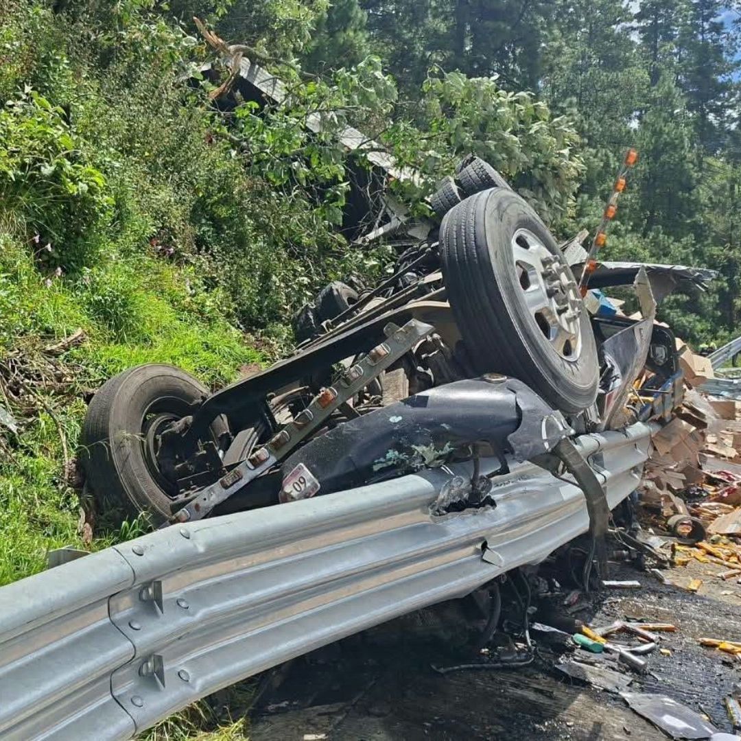 Cierre parcial en la autopista México-Puebla por volcadura de tráiler.